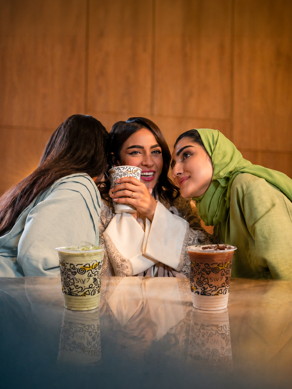 صديقات يتشاركن مشروبات إس دبليو 7